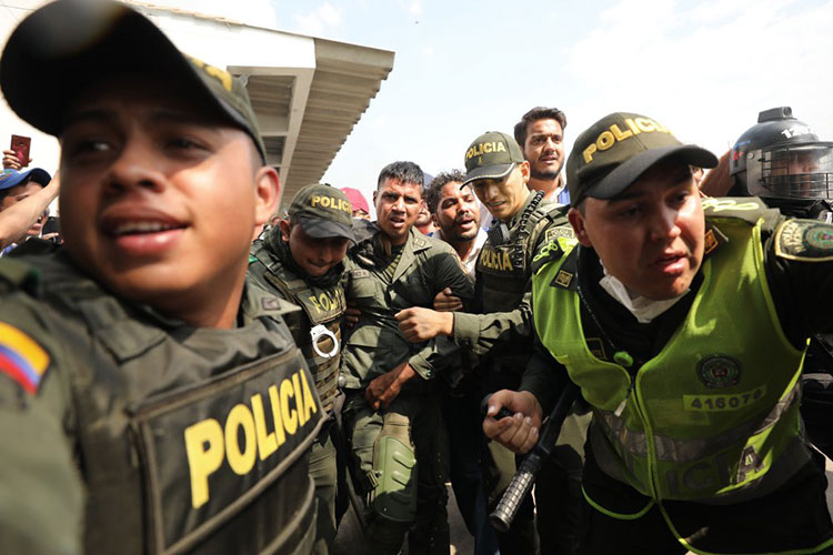 Atacados e impotentes, soldados venezolanos deciden desertar