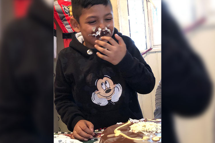 Festeja Valentin ocho años con fiesta familiar