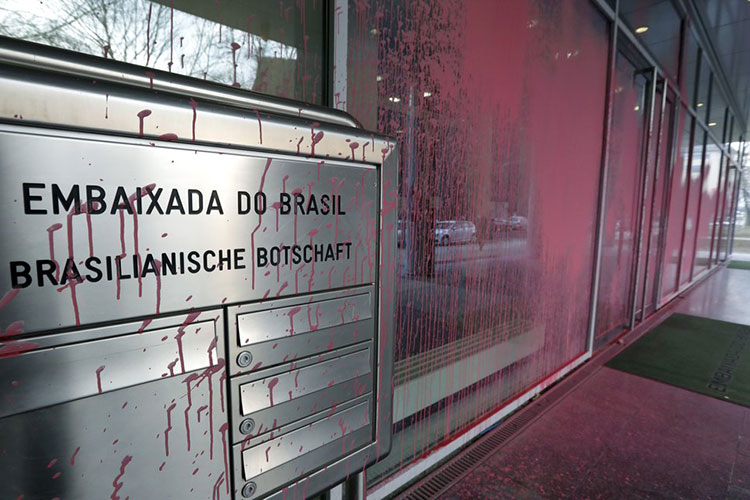 Vandalizan la embajada brasileña en Berlín
