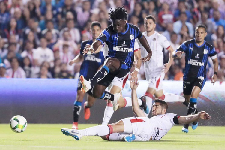Gallos y Chivas regalan enérgico empate