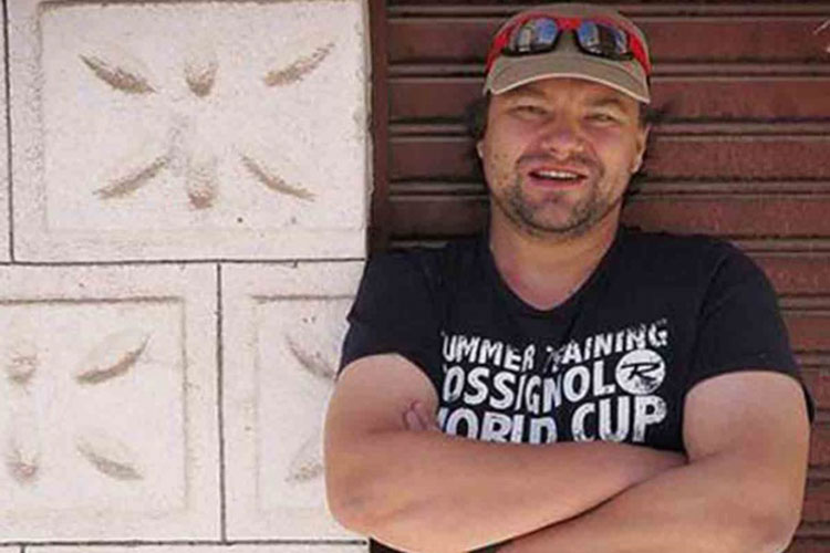 Policías golpean salvajemente a periodista polaco en Venezuela