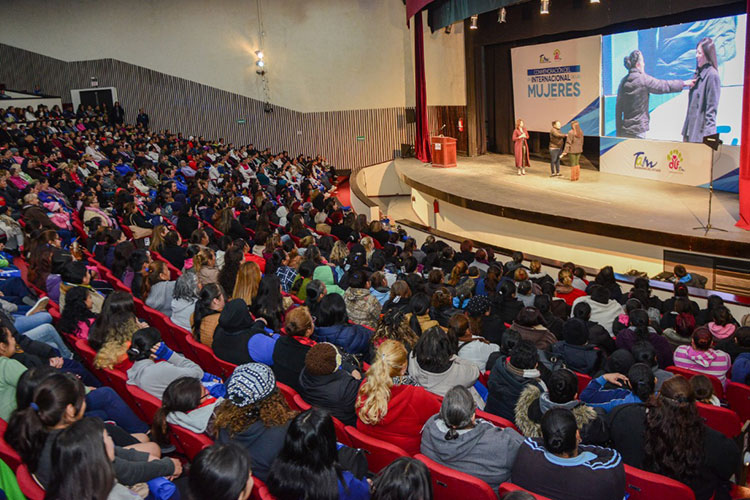 Comparte a las neolaredenses herramientas para empoderarse