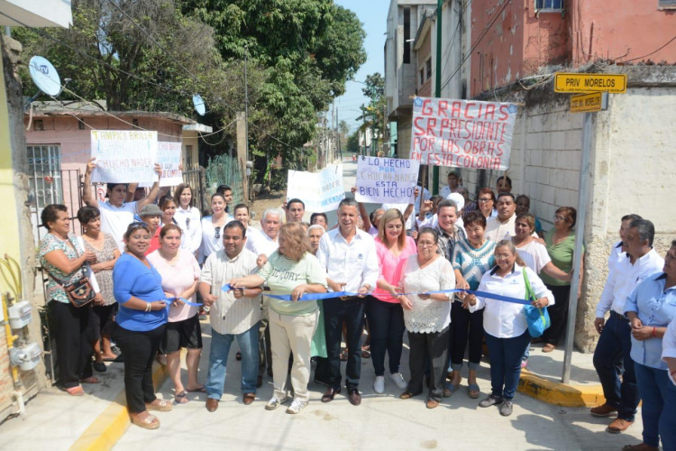 Inaugura Chucho Nader la  Pavimentación de Otra Calle