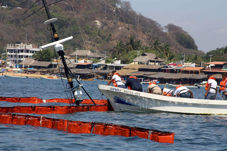 Se hunde barco en Acapulco y derrama litros de diésel