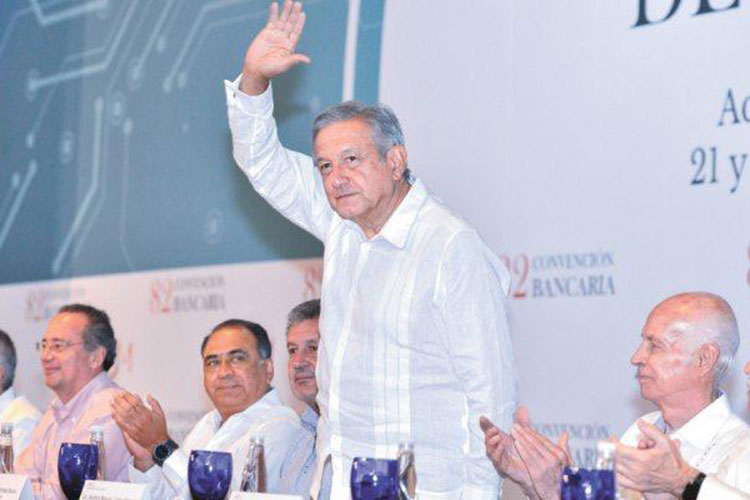 No habrá ley, bajen comisiones: AMLO; lo platicamos, dicen banqueros