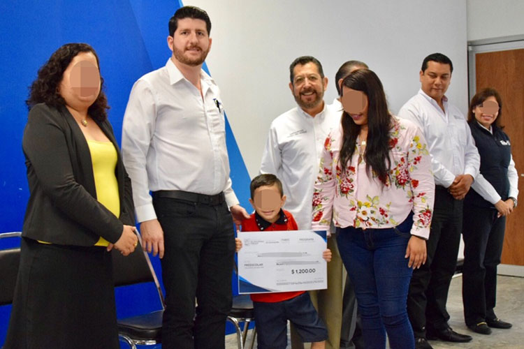 Reciben becas de ITABEC hijos de Policías Estatales