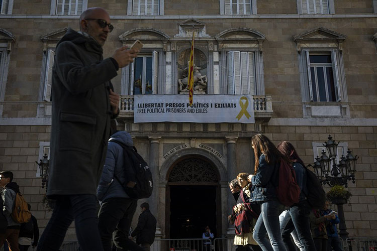 Gobierno catalán retira pancarta independentista