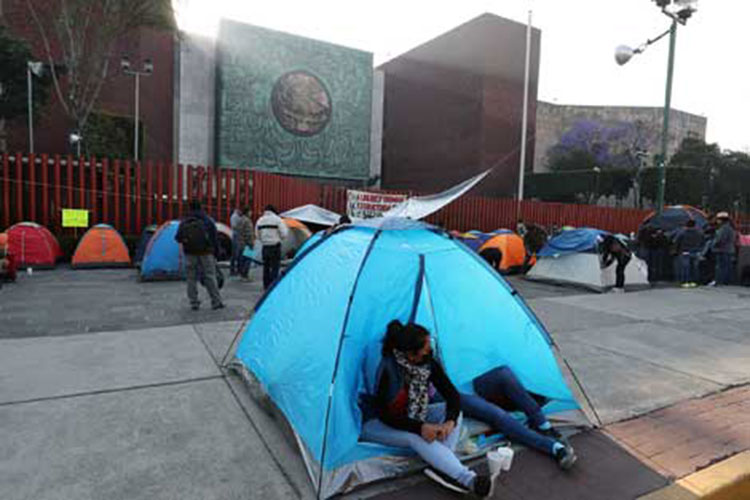 La CNTE pone jaque al Congreso