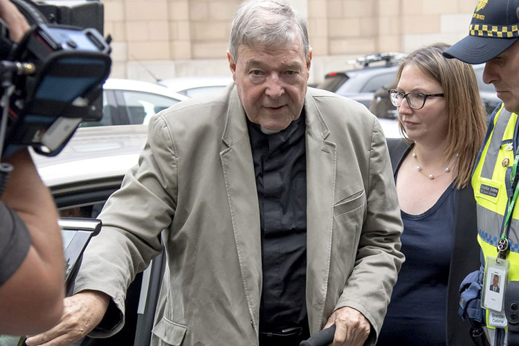 Presunta víctima denuncia al cardenal Pell en Australia
