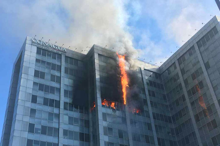 Incendio en edificio de la Conagua, en la CDMX; no hay lesionados