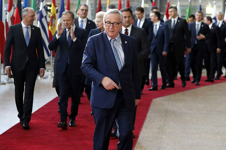 En cumbre, la UE muestra cierta desconfianza hacia May