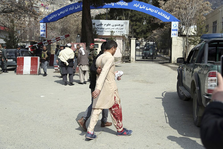 Funcionarios: 5 muertos en ataque en templo chií en Kabul