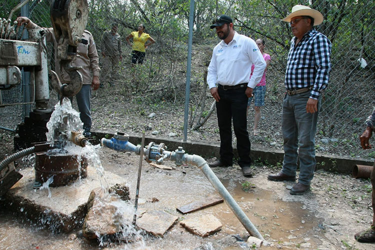 Rehabilitan Municipio y Estado, pozos de agua en ejidos de Victoria