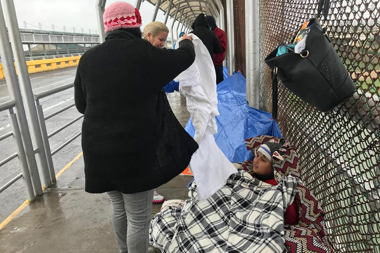 Pese al frío, Migrantes cusotidan su lugar en Puente Internacional