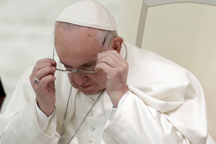 El papa reemplaza al obispo de Santiago tras denuncias