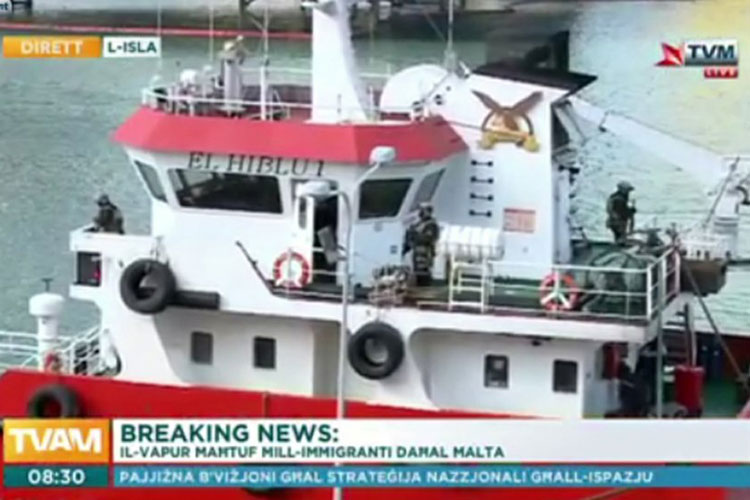 Petrolero secuestrado por migrantes llega a puerto en Malta