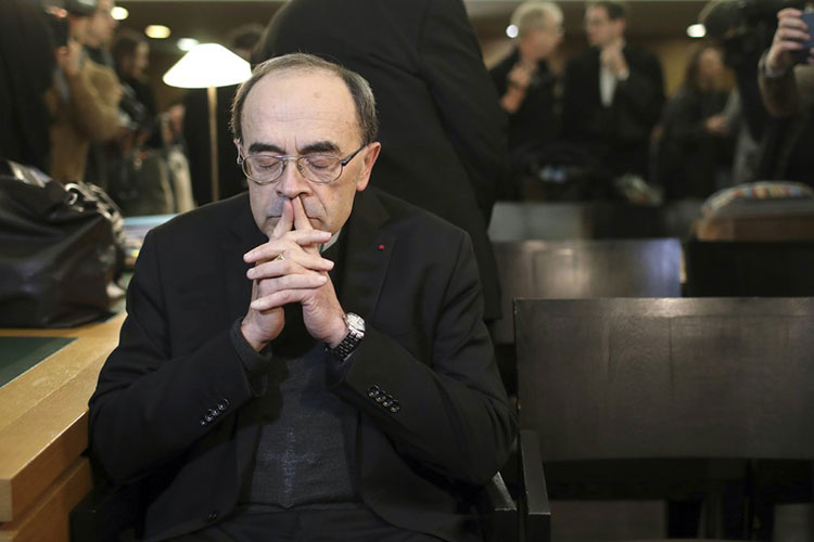 Francia: renuncia cardenal condenado por encubrir abusos