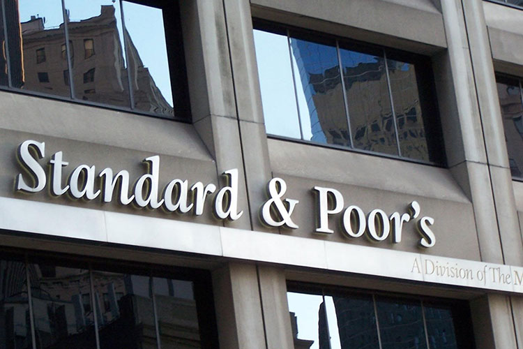 S&P también mueve perspectiva a empresas y bancos mexicanos