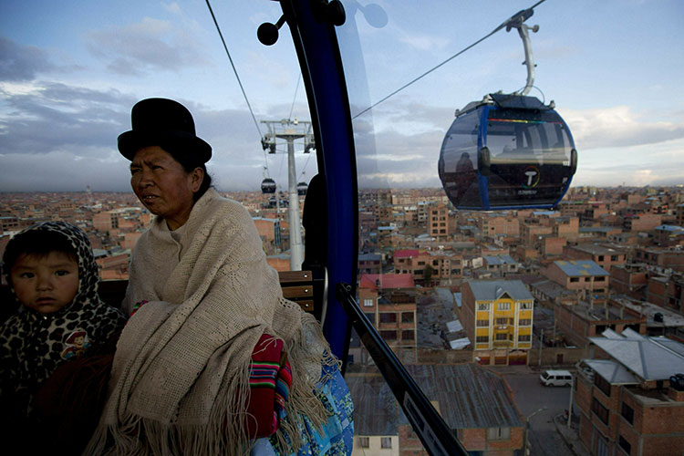 Bolivia estrena nueva línea del teleférico de La Paz