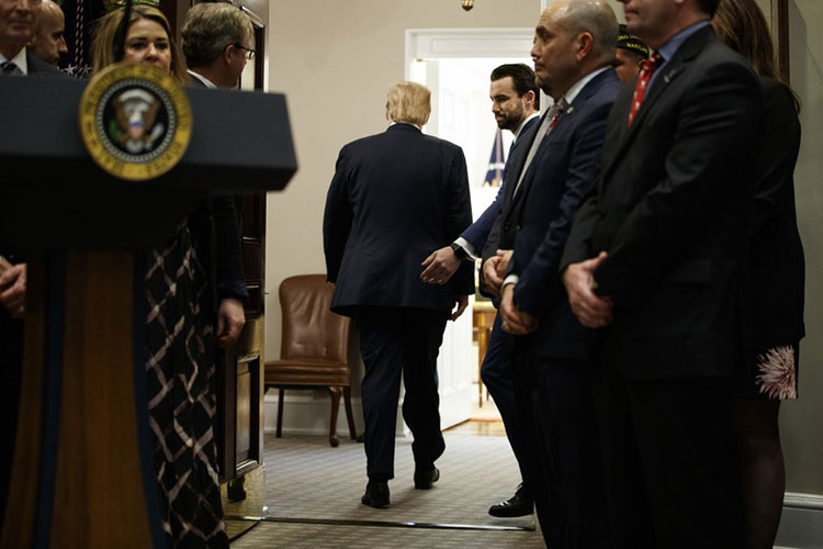 Estrategia de Trump ante investigaciones: criticar, distraer