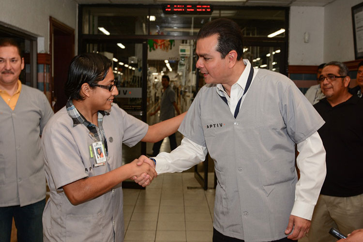 Facilitan trámites y servicios  a operarios de APTIV planta 1