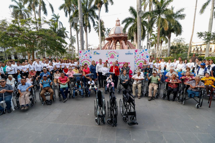 Entregan Nader y Aida Feres Aparatos de Movilidad Asistida