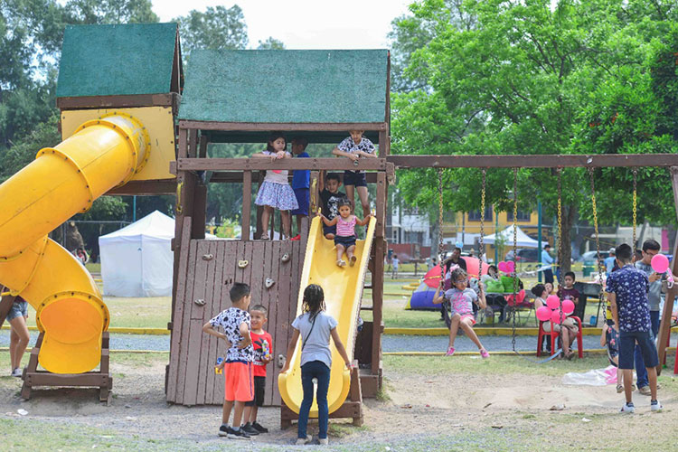Disfrutan neolaredenses de parques de la ciudad
