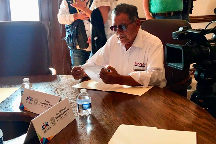 Llega Regidor a sesión con camisa de Morena