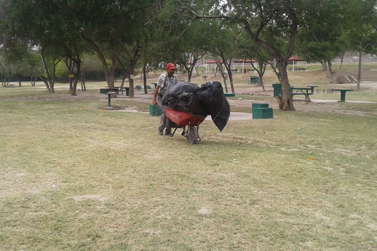 Levantan 28 toneladas de basura en parques y plazas
