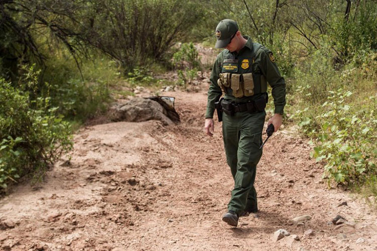 Un muerto y 11 migrantes detenidos, en persecución en Laredo