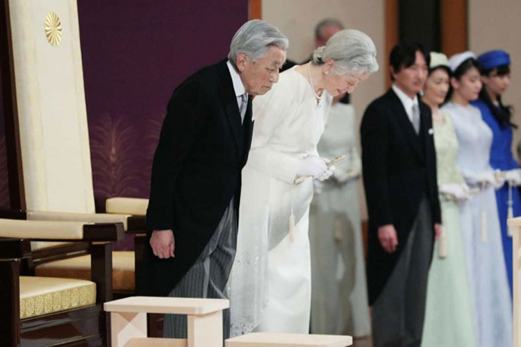 Akihito se despide como emperador de Japón