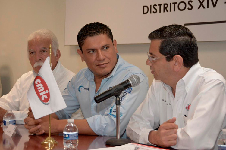 Pactan alianza constructores con Arturo Soto