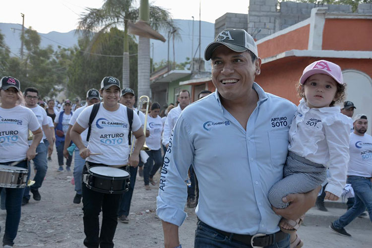 Reciben a Etienne entre crisis del sector rural