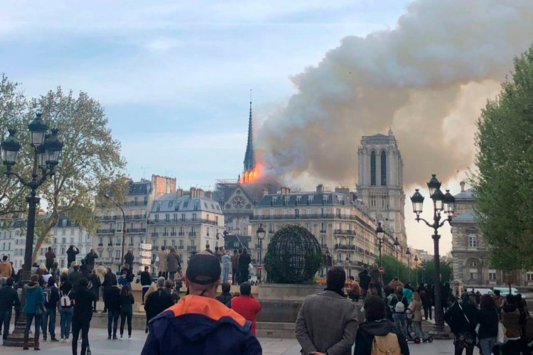 Se incendia la catedral de Notre Dame de París