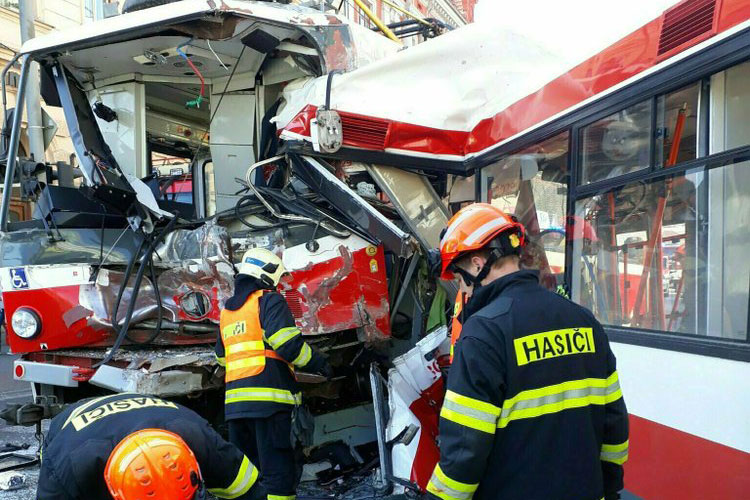 40 heridos al chocar tranvía con trolebús en República Checa