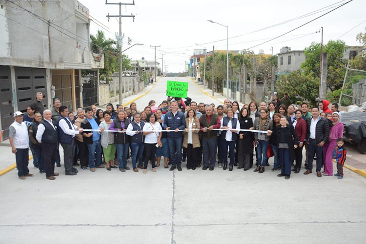 Entrega Chucho Nader nuevas obras de pavimentación
