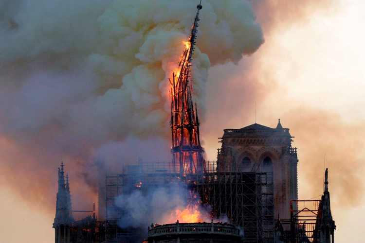 Incendio en la catedral de Notre Dame en París derrumba su aguja