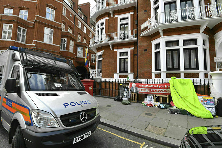 Detienen a Assange en la embajada de Ecuador en Londres