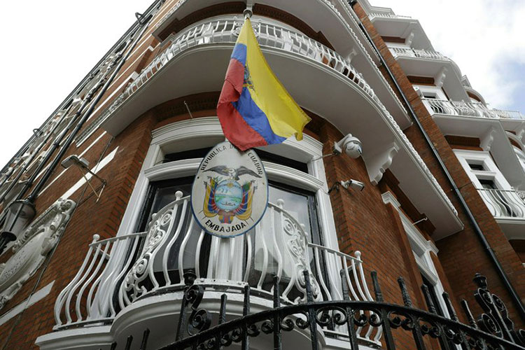Un enojado Ecuador retira el asilo al peor huésped del mundo
