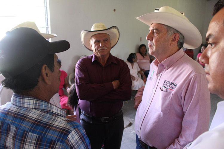 Reciben a Etienne entre crisis del sector rural