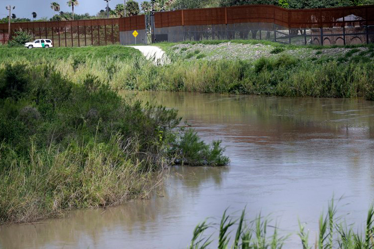 Hallan a niño migrante de tres años caminando solo en Texas