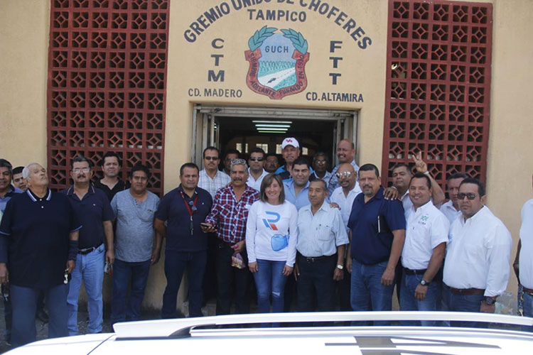 Reciben a Etienne entre crisis del sector rural