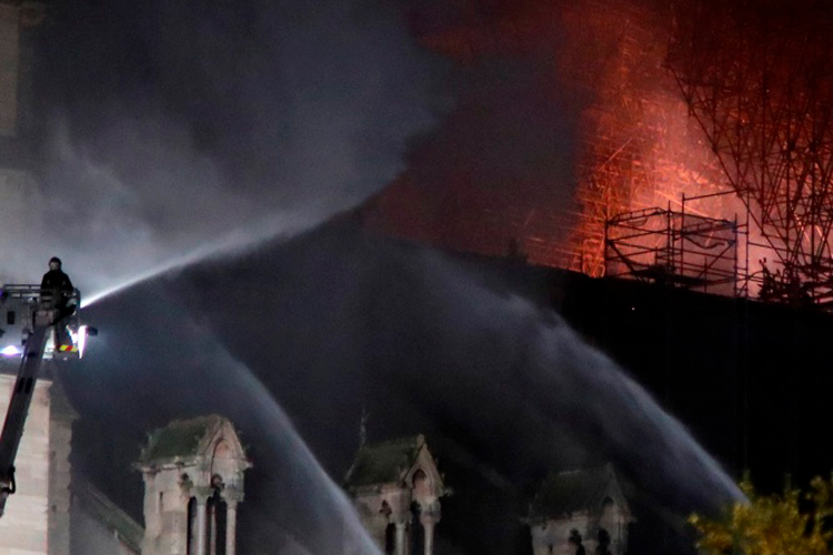 ‘Estructura de Notre Dame está a salvo’, confirman bomberos