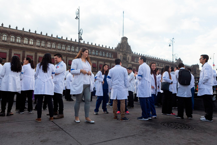 Hay que pagarles a médicos residentes: AMLO