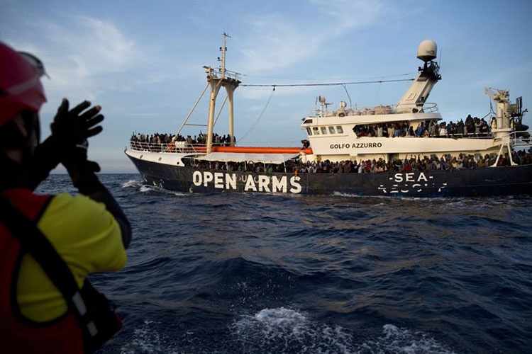 España permite zarpar a barcos de ayuda a migrantes