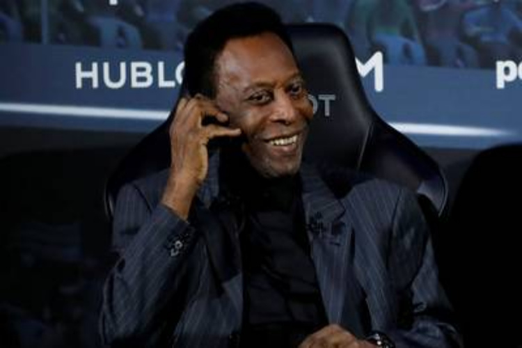 Pelé regresa a Brasil tras ser hospitalizado