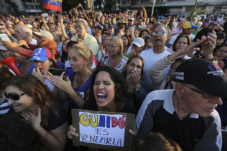 Gobierno y oposición miden fuerzas con marchas en Caracas