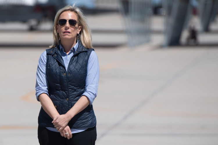 Renuncia secretaria de Seguridad Nacional de EU