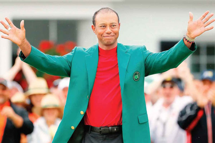 Tiger Woods, en la cima; brilla después de superar la adversidad