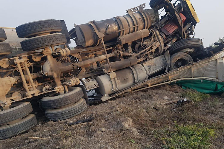 Chocan trailer y camioneta; hay 2 muertos